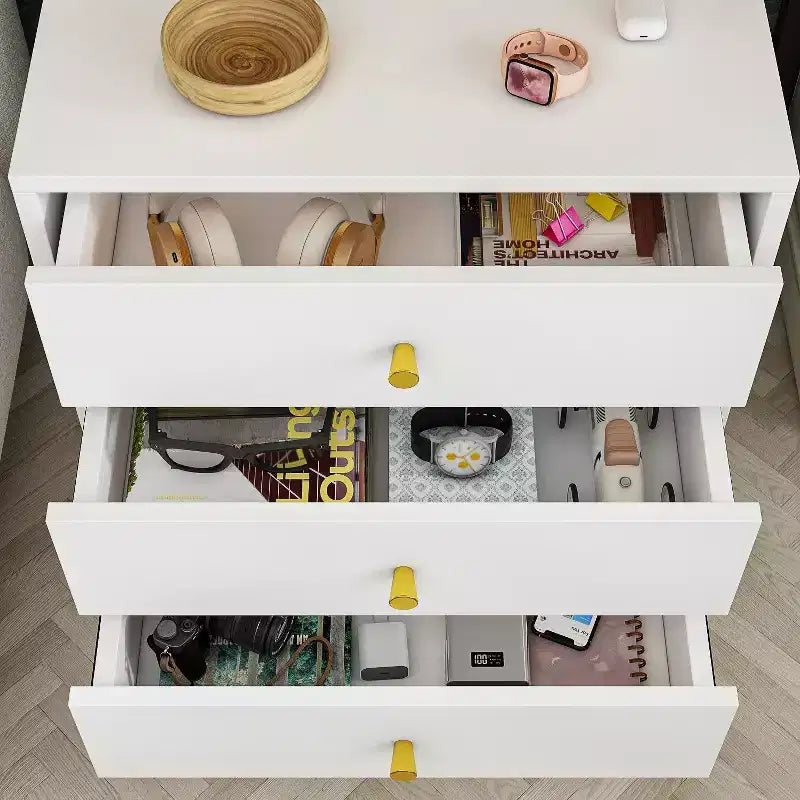 Comodino a 3 cassetti bianco con maniglie dorate