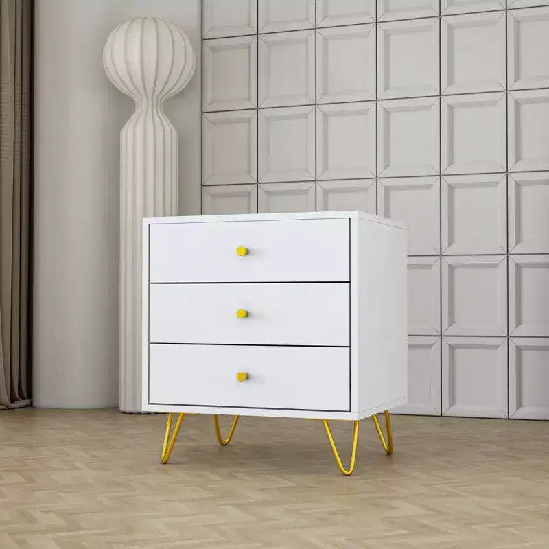 Comodino a 3 cassetti bianco con maniglie dorate