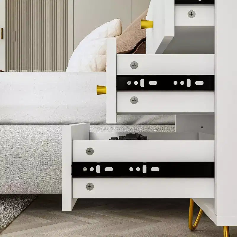 Comodino a 3 cassetti bianco con maniglie dorate
