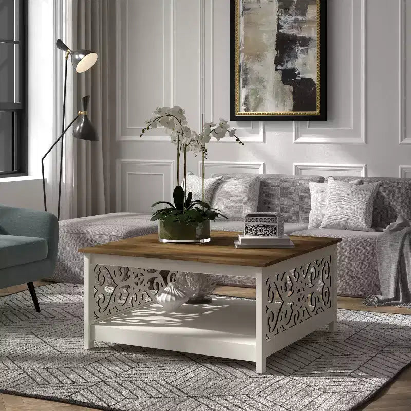 Tavolino da Caffè Quadrato con Pannelli Decorativi Intagliati e Ripiano Inferiore, 88.6 cm
