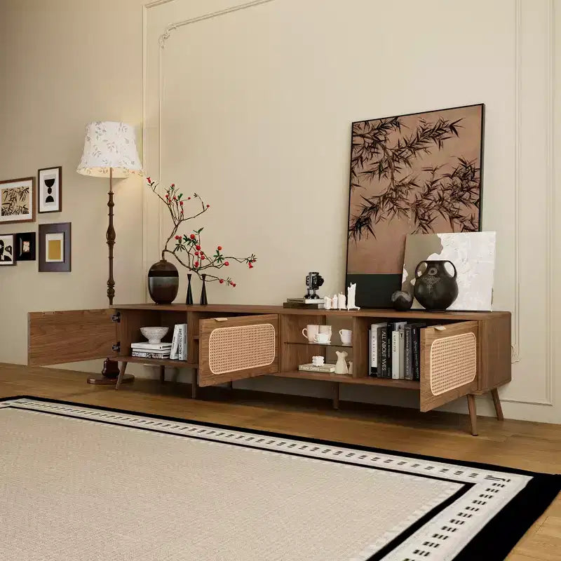 Mobile TV Mid-Century con ante in rattan per TV da 85", noce, gambe in legno massello